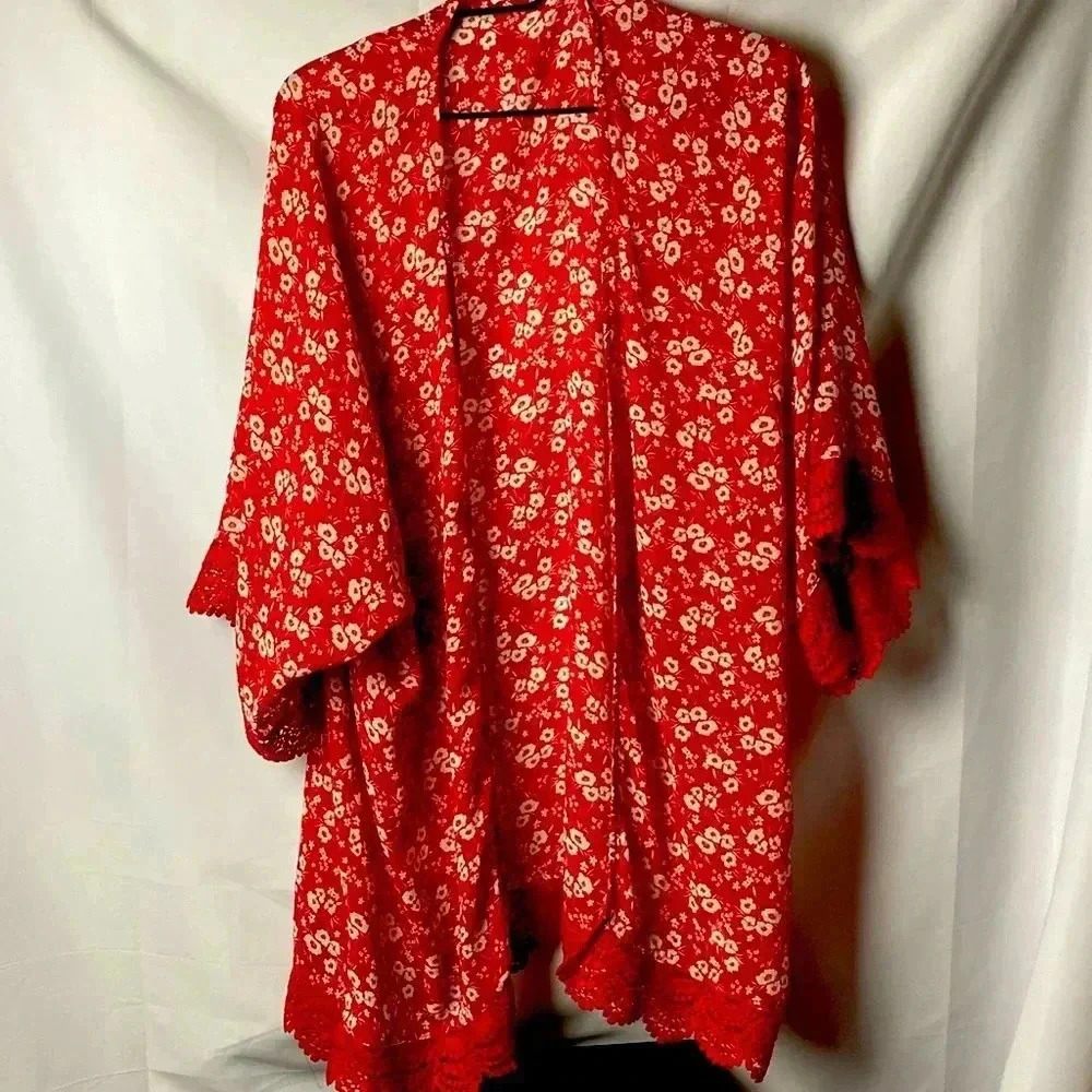 MAURICES WO SIZE XXL RED FLORAL OPEN FRONT SUSTER‎ OVER SHIRT RED CROCHET TRIM